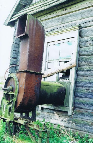  Хоняково, фольварк (Плиса сельская гмина). Byly dom Edwarda Kamienskiego przeniesiony z Choniakowa do Plisy-stan 2010 (>70 lat)<br>Szczyt z  obecnym widokiem okna od podworza-detal okna z dmuchawą do trocin.Budynek służył w Plisie jako stolarnia przez wiele lat.